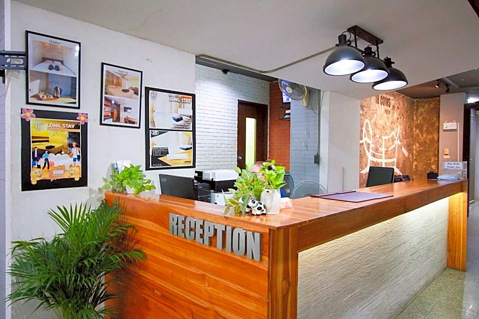 18 Coins Cafe & Hostel