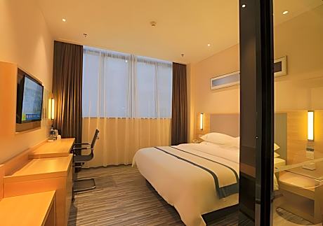 Stand Queen Room