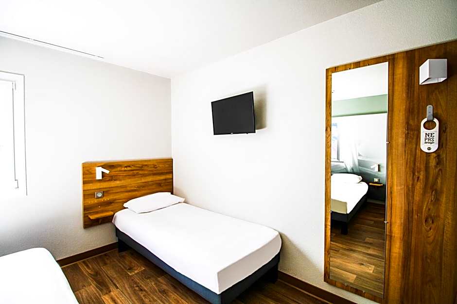 Photo 1 of 11 of Quadruple Room