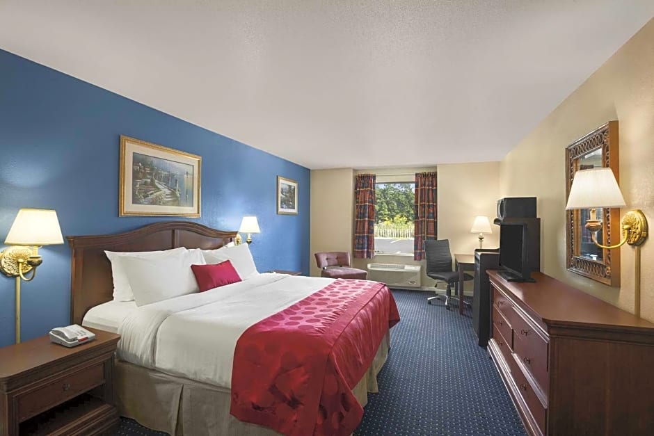 Cottonwood Suites Savannah Hotel & Conference Center