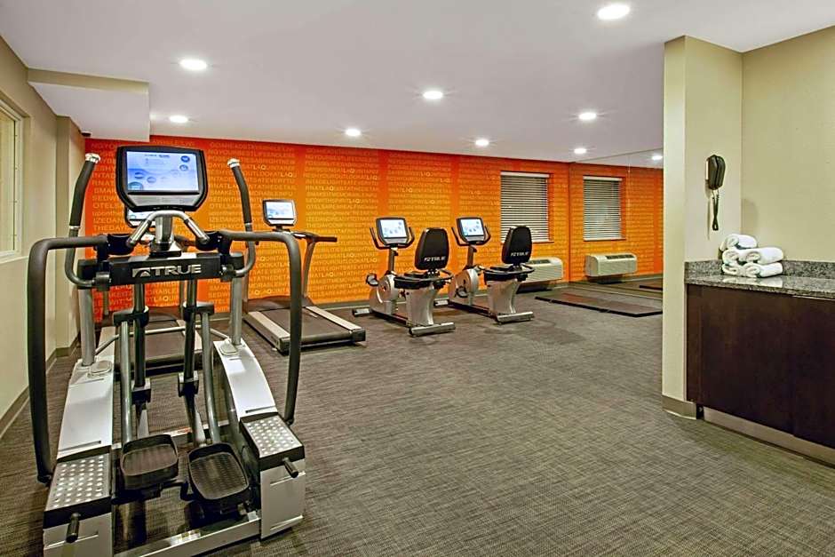La Quinta Inn & Suites by Wyndham Detroit Metro Airport