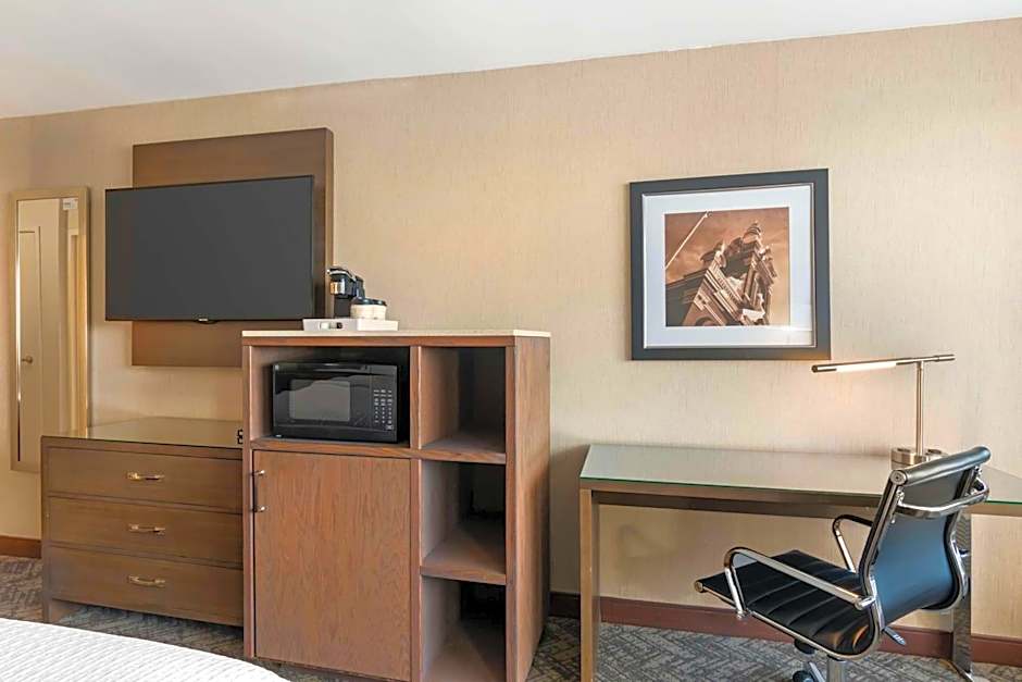 Best Western Plus Kansas City Sports Complex Hotel