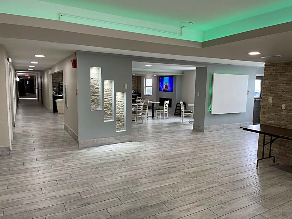 La Quinta Inn & Suites by Wyndham Indianapolis Airport Lynhurst