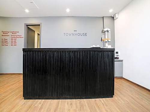 OYO Townhouse 80 Meera Bagh