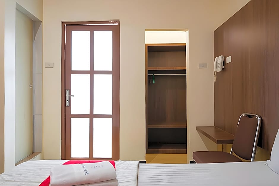 RedDoorz Plus near Ramayana Pematangsiantar