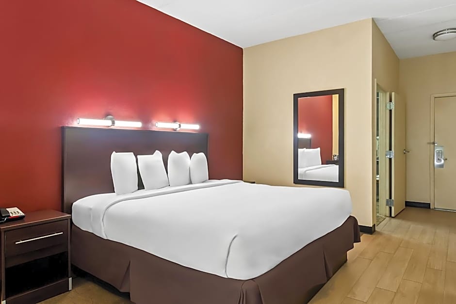 Red Roof PLUS+ Jacksonville - Southpoint