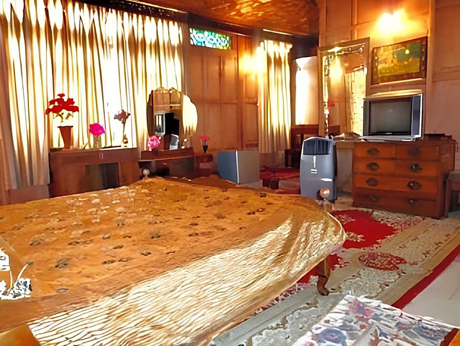 Alif Laila Group of Houseboat