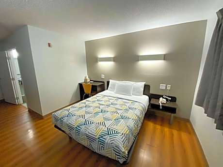 Queen Room - Non-Smoking
