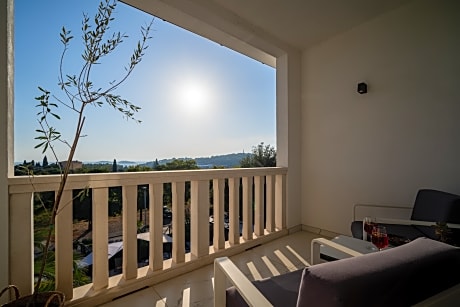 Double room with balcony and sea view
