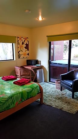 Deluxe Queen Room with Ensuite