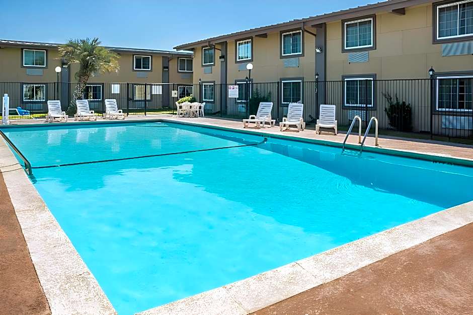 Super 8 by Wyndham Beaumont
