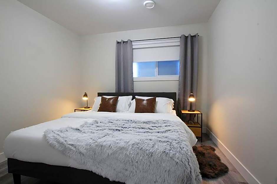 Executive Bsmt Suite, King Bed, 5 min to DT & Whyte Ave, Sleeps 6!