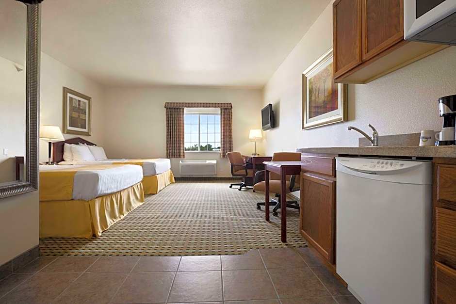 Days Inn & Suites by Wyndham Columbus NE