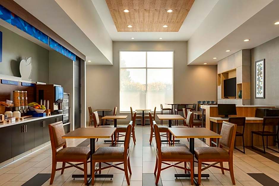 Holiday Inn Express- West Sacramento By IHG