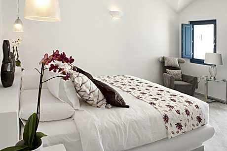 Suite with Infinity Private Pool and Caldera View