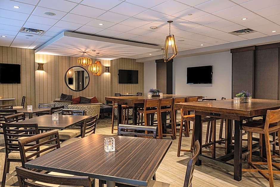 Embassy Suites by Hilton Bloomington / Minneapolis