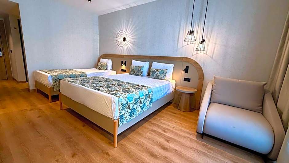 Blue Wave Suite Hotel