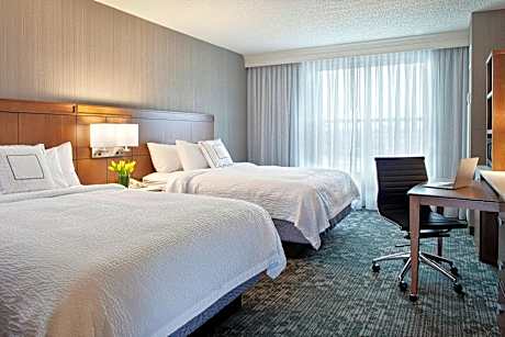 Queen Room with Two Queen Beds and Roll-In Shower - Mobility Access/Hearing Accessible