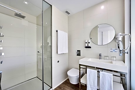 Deluxe Room, Balcony, Pool View (1 King Bed)