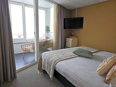 Deluxe Twin Room with Sea View with Balcony or Loggia 