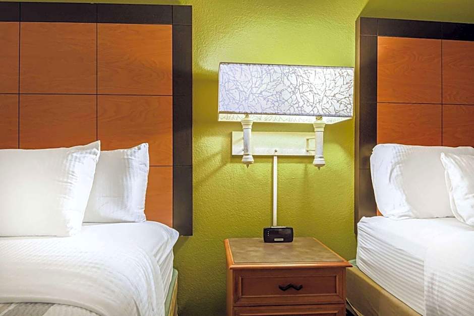 La Quinta Inn & Suites by Wyndham Mid-City