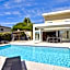 Family house with swimming pool & sea view