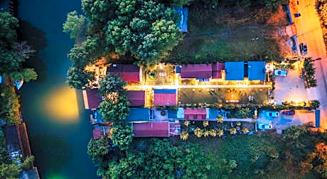antik river house