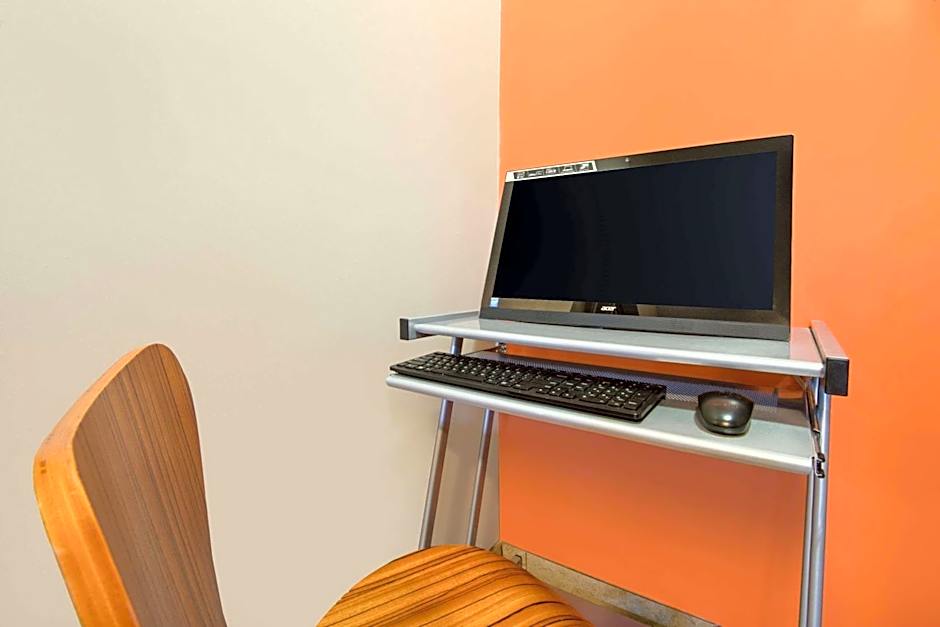 Super 8 by Wyndham Pella