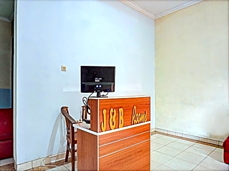 Super OYO 91535 J&b Rooms Tomang