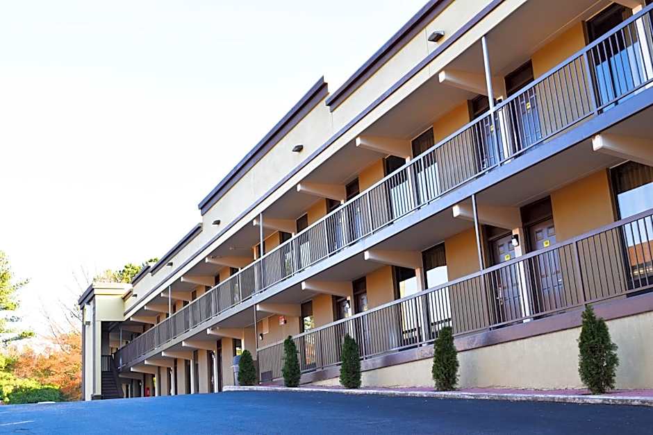 Super 8 by Wyndham Raleigh Downtown South