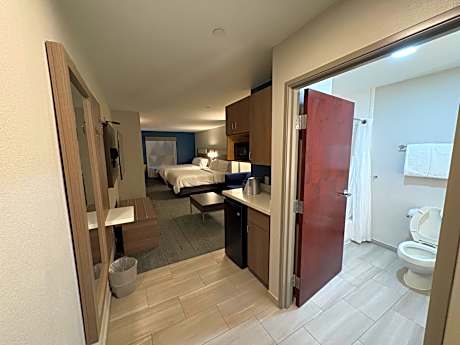 Suite with Two Beds - Non-Smoking