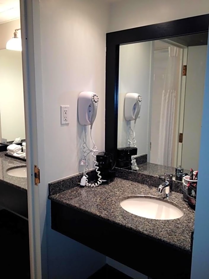 Travelodge Kingston Lasalle – Kingston