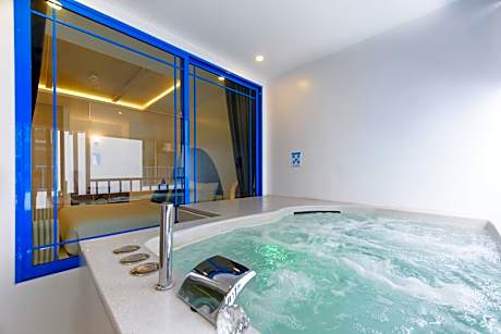 Deluxe Jacuzzi Room