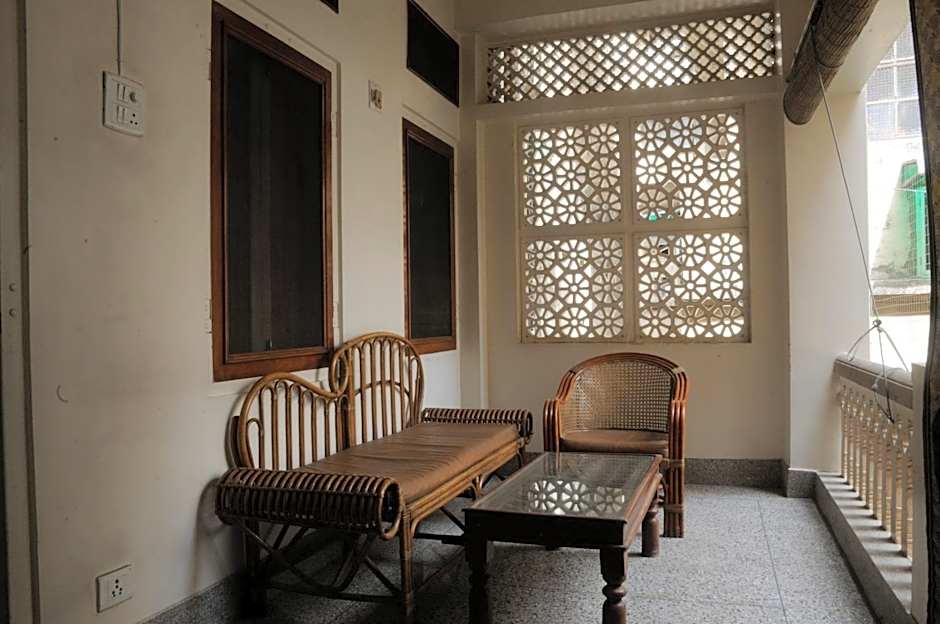 Hotel Arya Niwas