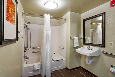 1 Queen 1 Bedroom Suite Mobil Access Tub