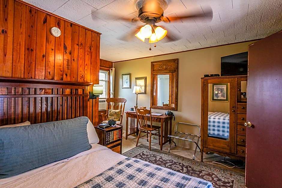 Mountainaire Inn & Log Cabins