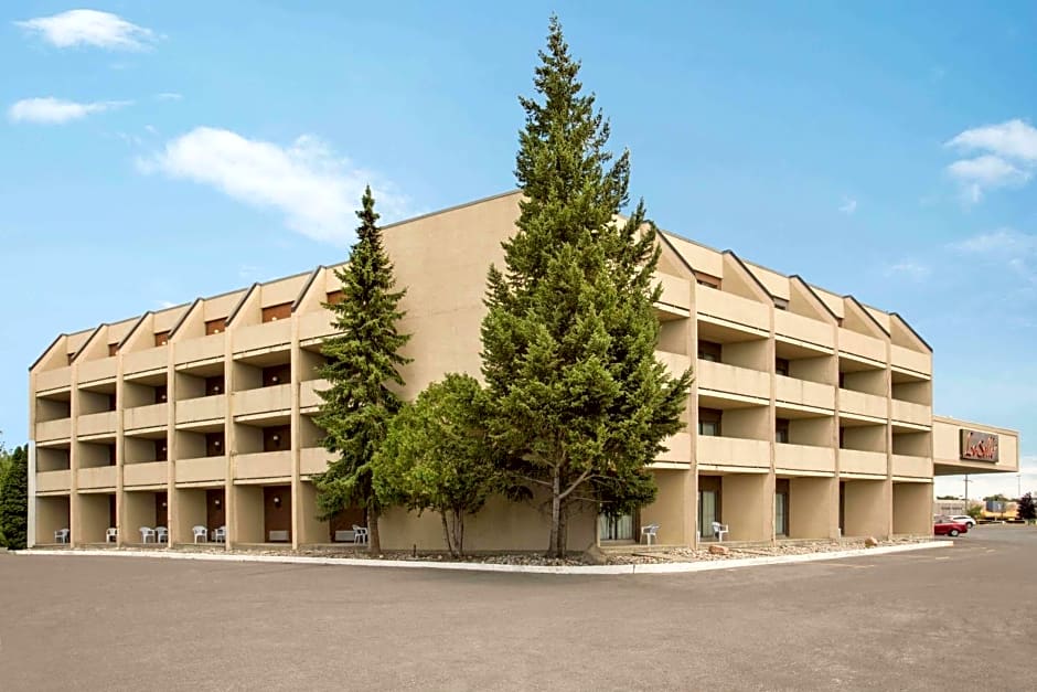 Travelodge by Wyndham Kingston LaSalle Hotel