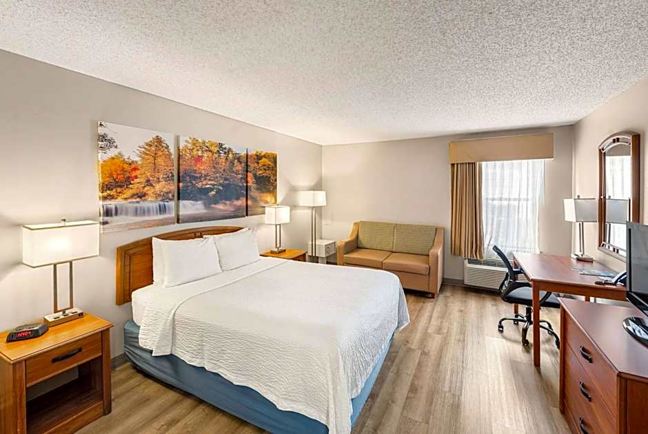 Photo 1 of 5 of Business Deluxe 1 Queen Bed