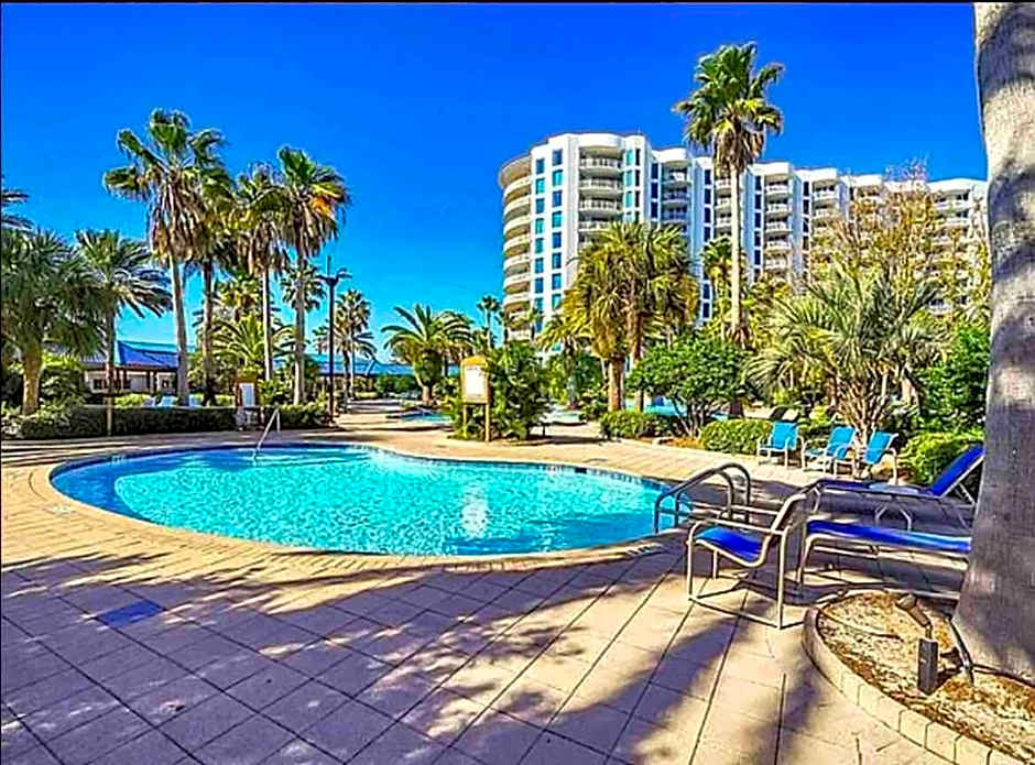 Pink Sunsets at the Palms of Destin Across from Beach, Heated Pool Shuttle & Dining