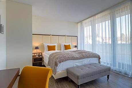 Suite with Terrace and City View