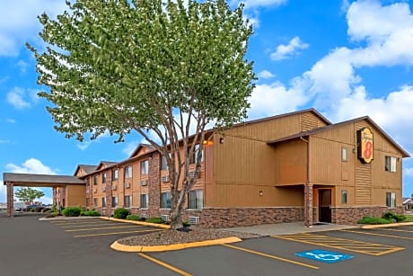 Super 8 by Wyndham Smithville Lake