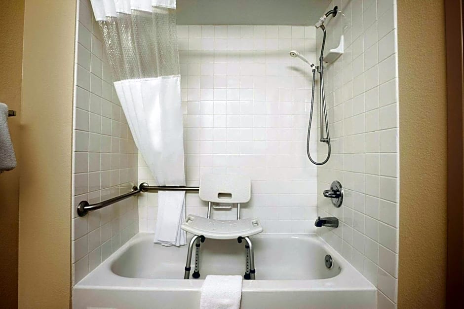 Days Inn & Suites by Wyndham Cedar Rapids