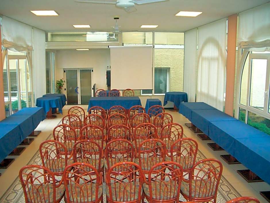 Hotel Riviera 3 Stelle con piscina estiva gratuita e garage a pagamento