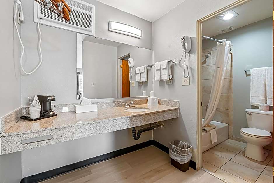 Super 8 by Wyndham Ontario