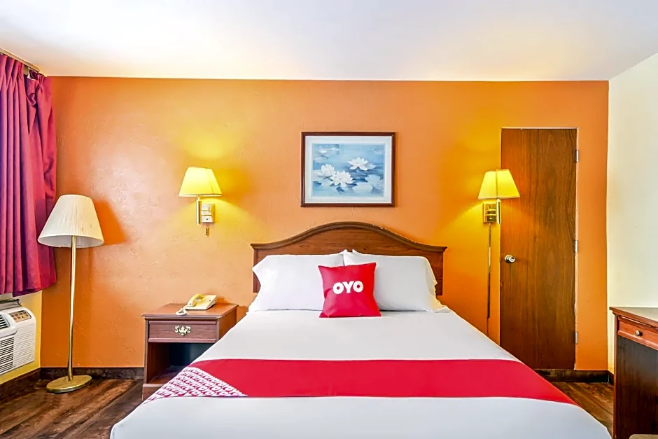 OYO Hotel Downtown Peoria I-74