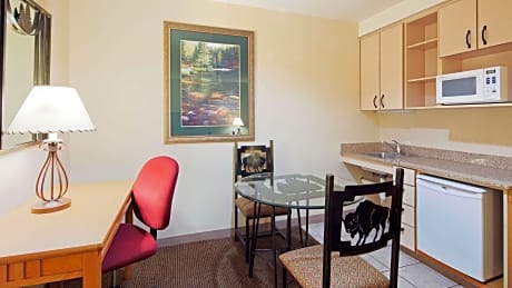 Suite-2 Queen Beds, Mobility Accessible, Roll In Shower, Sofabed, Non-Smoking, Full Breakfast