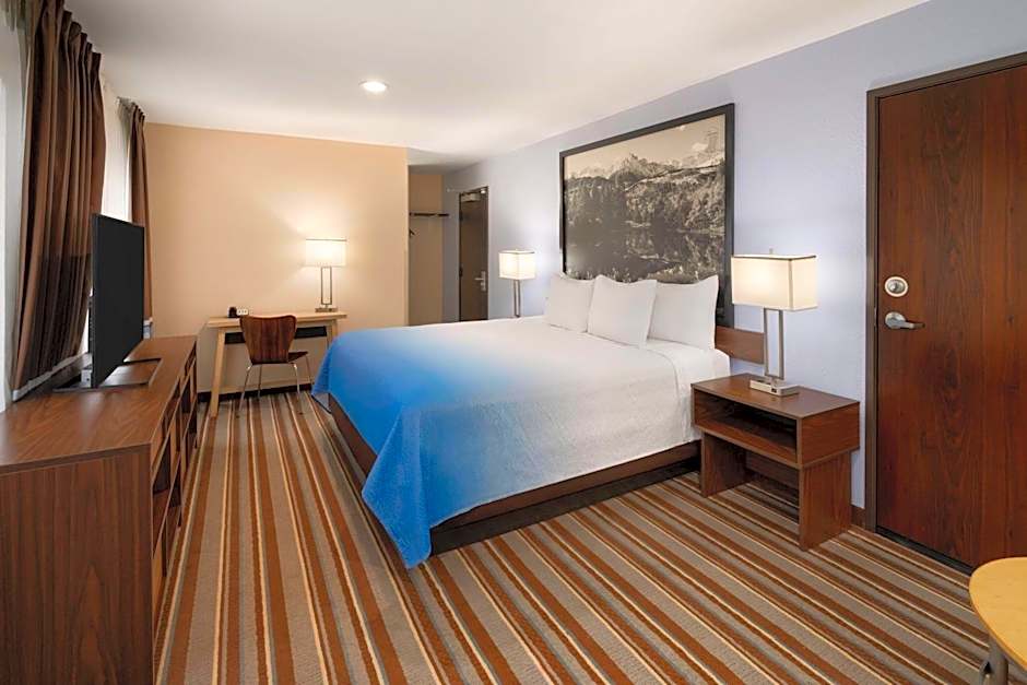 Super 8 by Wyndham Longmont/Twin Peaks