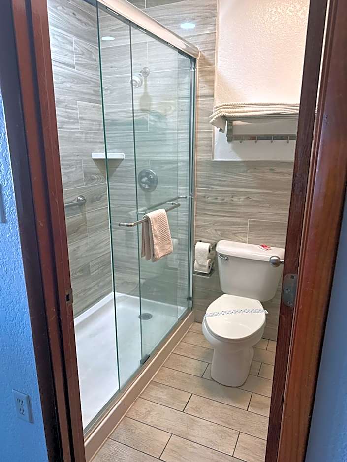 Econo Lodge Inn & Suites