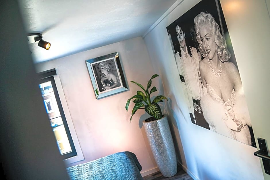 Amsterdam-Houseboat-Amstel