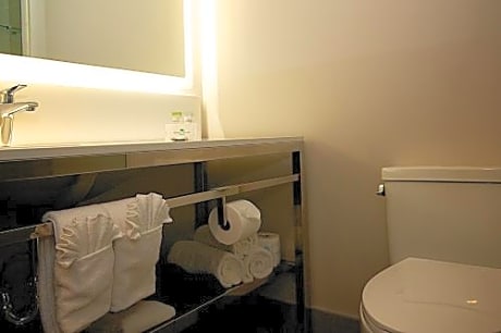 Coast Accessible Queen